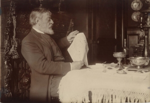 N° 118 - Mounet-Sully dans sa salle à manger en 1908 - Photographie de Paul Marsan dit Dornac 12,2 x 17,4 cm ©  PIASA